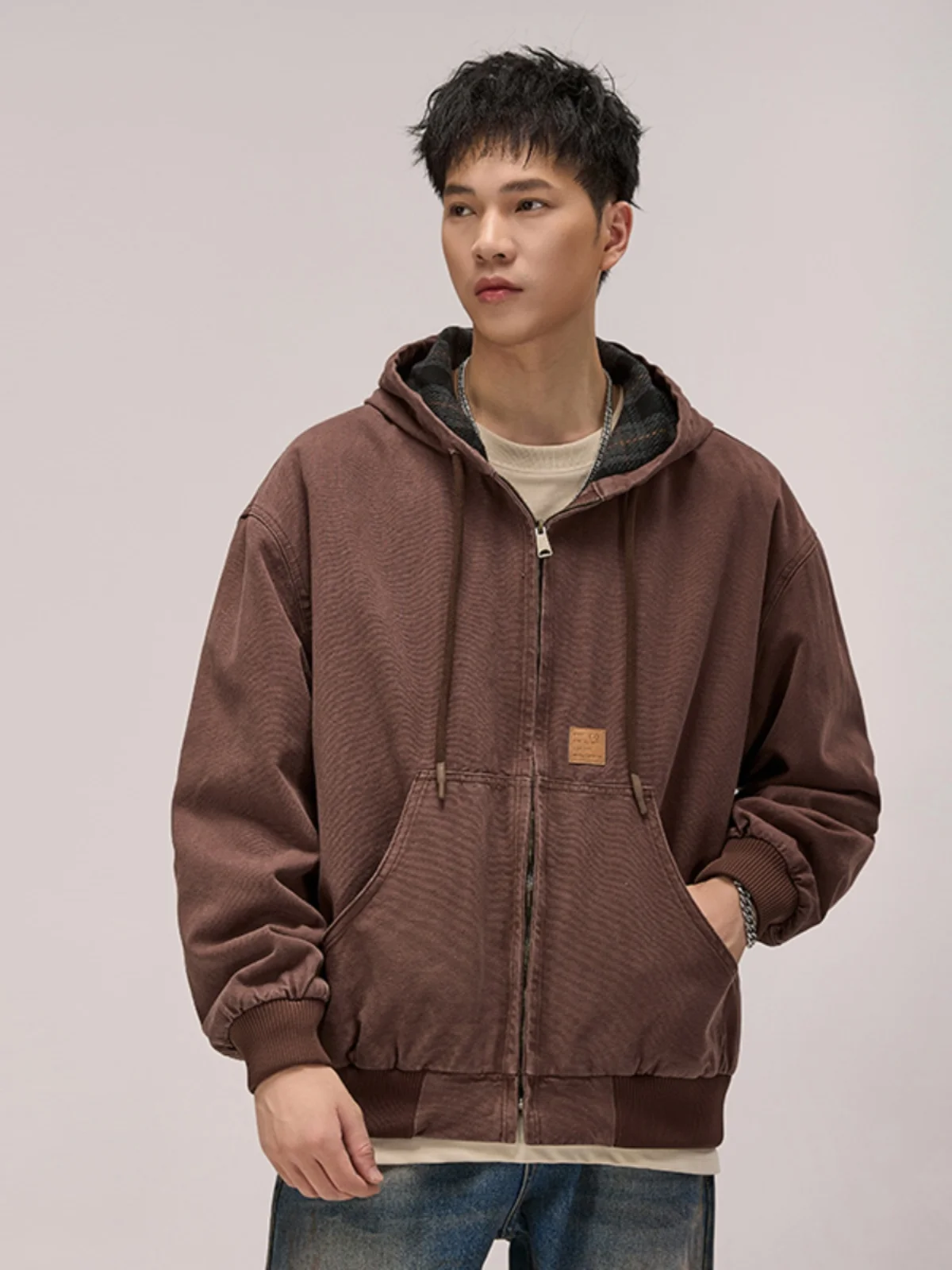 Мужская свободная повседневная куртка в американском ретро-стиле Детройт, в клетку, с подкладкой и капюшоном, осенняя, модная, молодежная, из хлопка и полиэстера.
Мужская свободная повседневная куртка в американском ретро-стиле Детройт, в клетку, с подкладкой и капюшоном, осенняя, модная, молодежная, из хлопка и полиэстера.