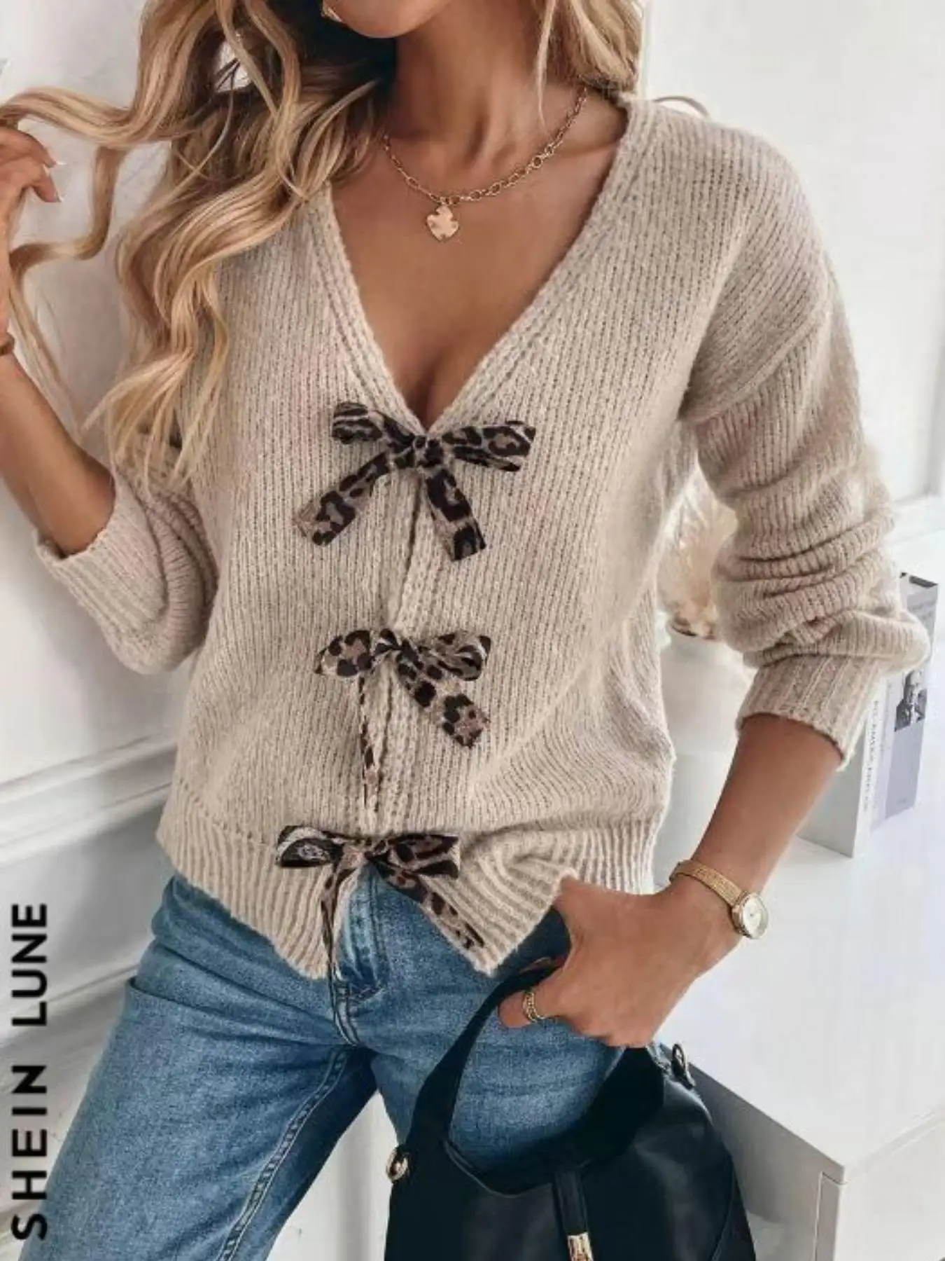 Women's New Fashion Versatile Elegant Deep V Long-Sleeved Bow Knitted Woolen Cardigan
Women's New Fashion Versatile Elegant Deep V Long-Sleeved Bow Knitted Woolen Cardigan