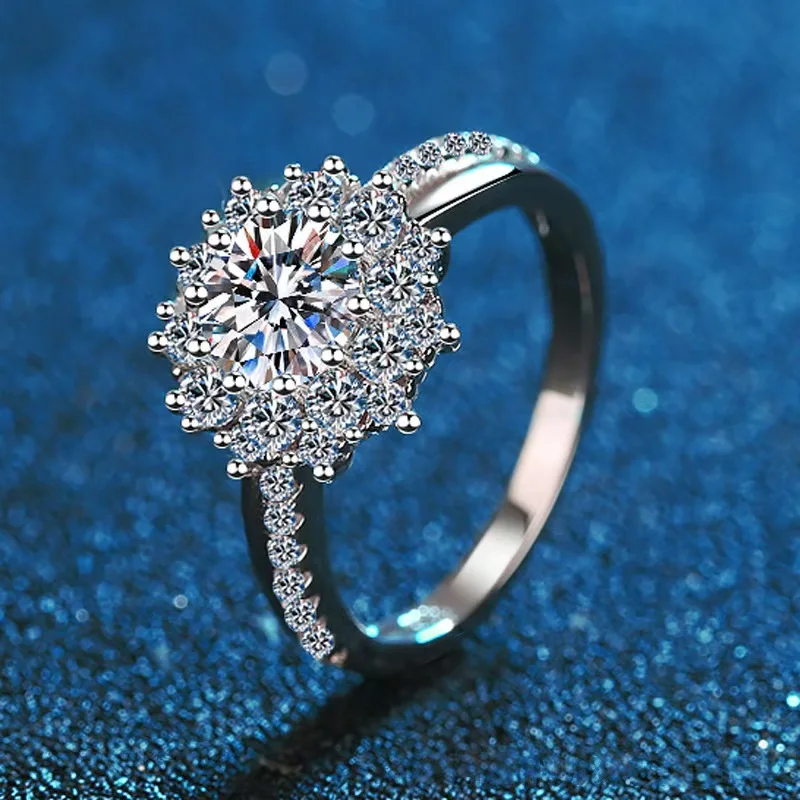 S925 Sterling Silver 1 Carat Moissanite Ring Women's Niche High-End Accessible Luxury Sunflower Ring Holiday Gift
S925 Sterling Silver 1 Carat Moissanite Ring Women's Niche High-End Accessible Luxury Sunflower Ring Holiday Gift