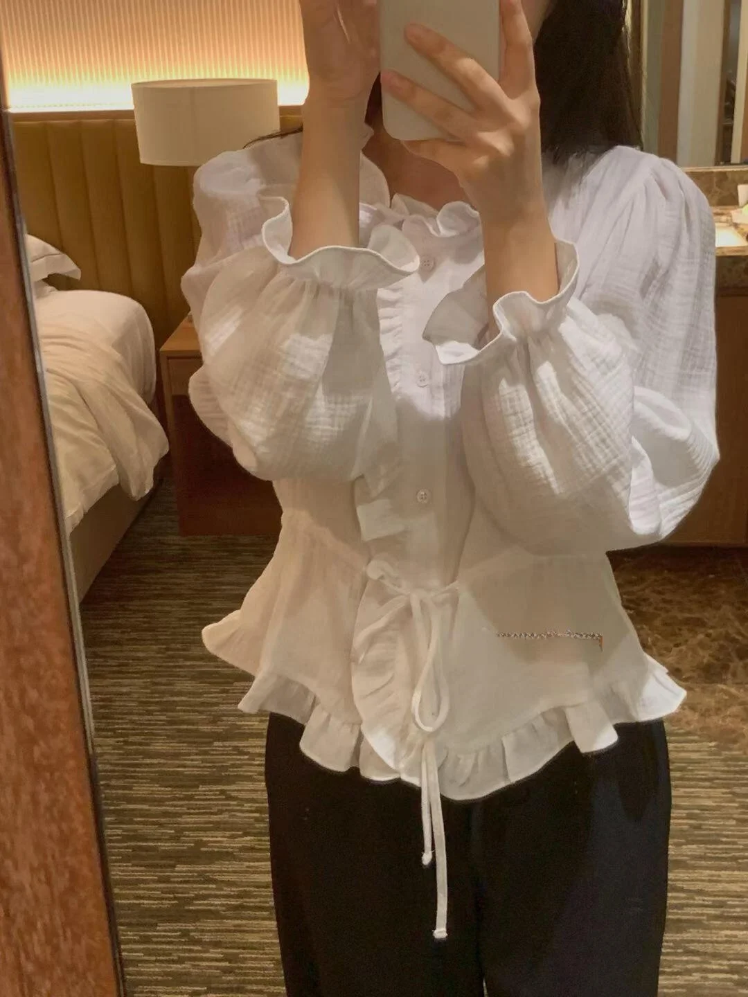 Белая женская блузка с длинным рукавом, весенний дизайн, с завязками на талии, кружевной отделкой, из смесового хлопка и полиэстера, модный топ
Белая женская блузка с длинным рукавом, весенний дизайн, с завязками на талии, кружевной отделкой, из смесового хлопка и полиэстера, модный топ