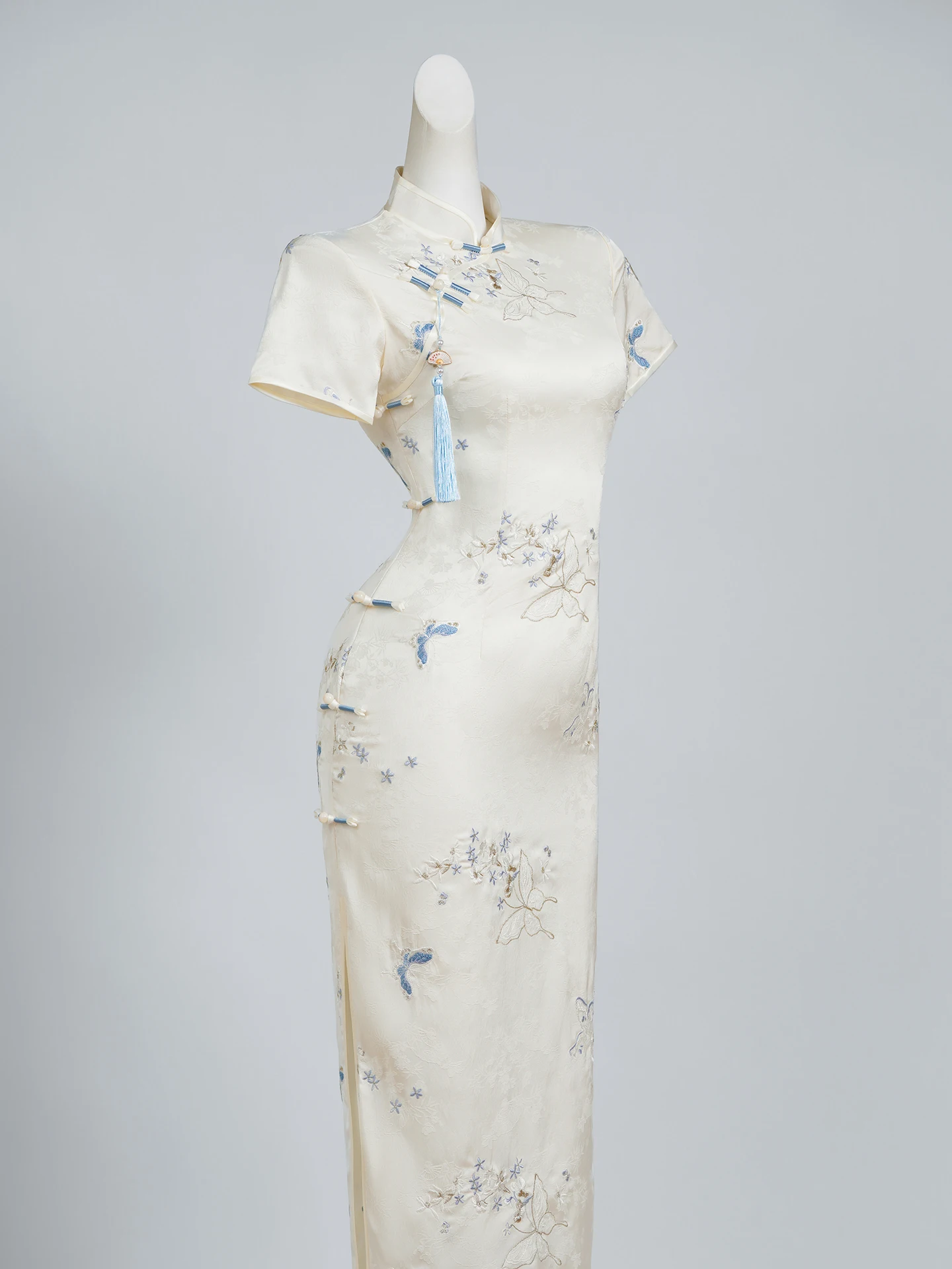 Новое китайское вышитое ципао для молодых женщин, летняя улучшенная версия, модель 2025 года, повседневное, длинное, с эффектом высокого комфорта
Новое китайское вышитое ципао для молодых женщин, летняя улучшенная версия, модель 2025 года, повседневное, длинное, с эффектом высокого комфорта