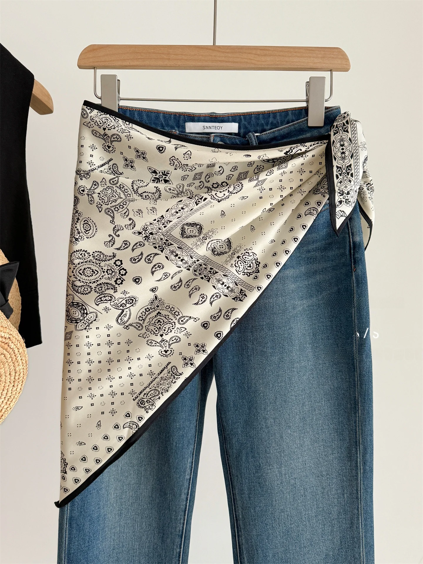 Bla White High-End Feelings Overlap Women's f Skirt External Wrap Large e Waist Towel Butt Covering Square Scarf ...
Bla White High-End Feelings Overlap Women's f Skirt External Wrap Large e Waist Towel Butt Covering Square Scarf ...