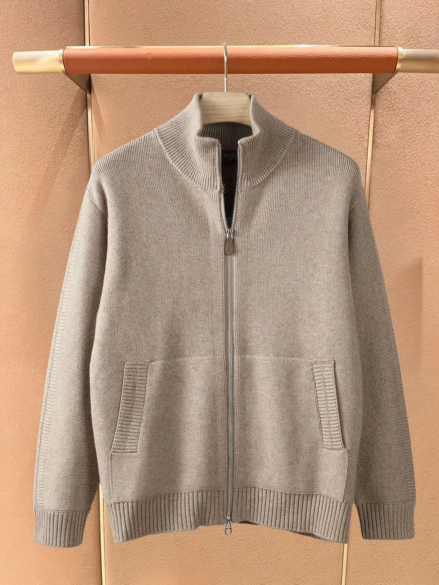 Новый мужской топ из хлопка в рубчик с длинными рукавами сезона осень-зима 2025 и молнией, размеры M-3XL
Новый мужской топ из хлопка в рубчик с длинными рукавами сезона осень-зима 2025 и молнией, размеры M-3XL