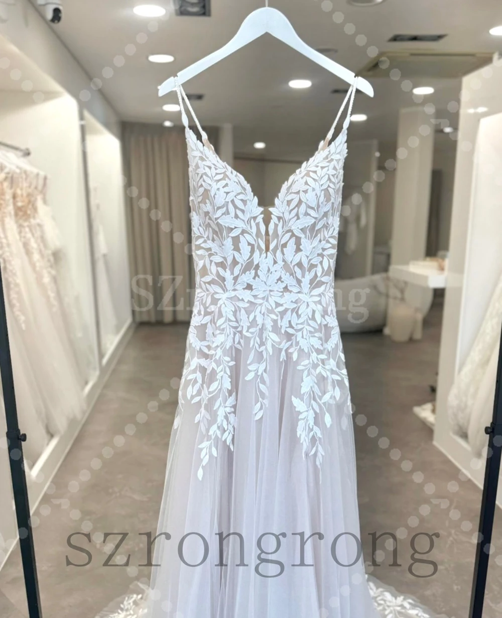 Custom Made Elegant Spaghetti Straps Tulle Lace Wedding Dress Appliques Backless Floor Length Bridal Dress with Court
Custom Made Elegant Spaghetti Straps Tulle Lace Wedding Dress Appliques Backless Floor Length Bridal Dress with Court