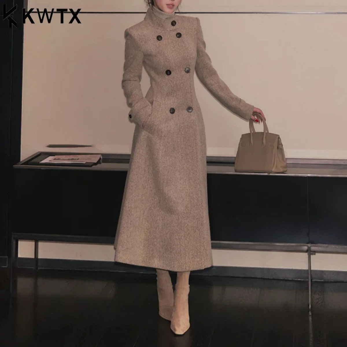 KWTX женское длинное пальто из 100% шерсти, двубортное пальто с воротником-стойкой на талии, верблюжий шикарный винтажный дизайн, элегантное повседневное зимнее пальто
KWTX женское длинное пальто из 100% шерсти, двубортное пальто с воротником-стойкой на талии, верблюжий шикарный винтажный дизайн, элегантное повседневное зимнее пальто