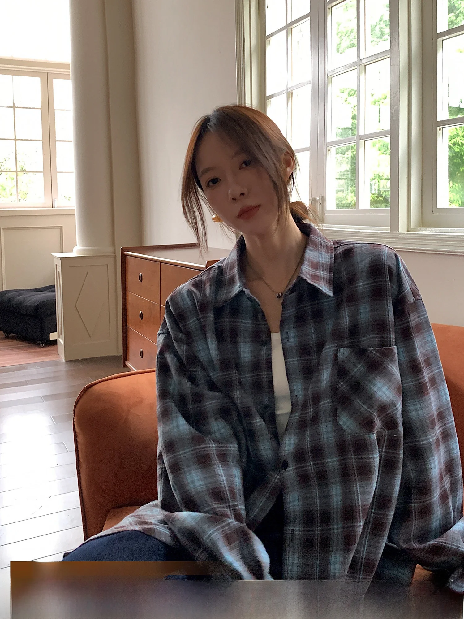 Женская ретро-рубашка в клетку в стиле корейской моды, свободного кроя, с защитой от сминания и пятен, модель VS What Jeju Island Wind Mill Plaid irt Jaet
Женская ретро-рубашка в клетку в стиле корейской моды, свободного кроя, с защитой от сминания и пятен, модель VS What Jeju Island Wind Mill Plaid irt Jaet