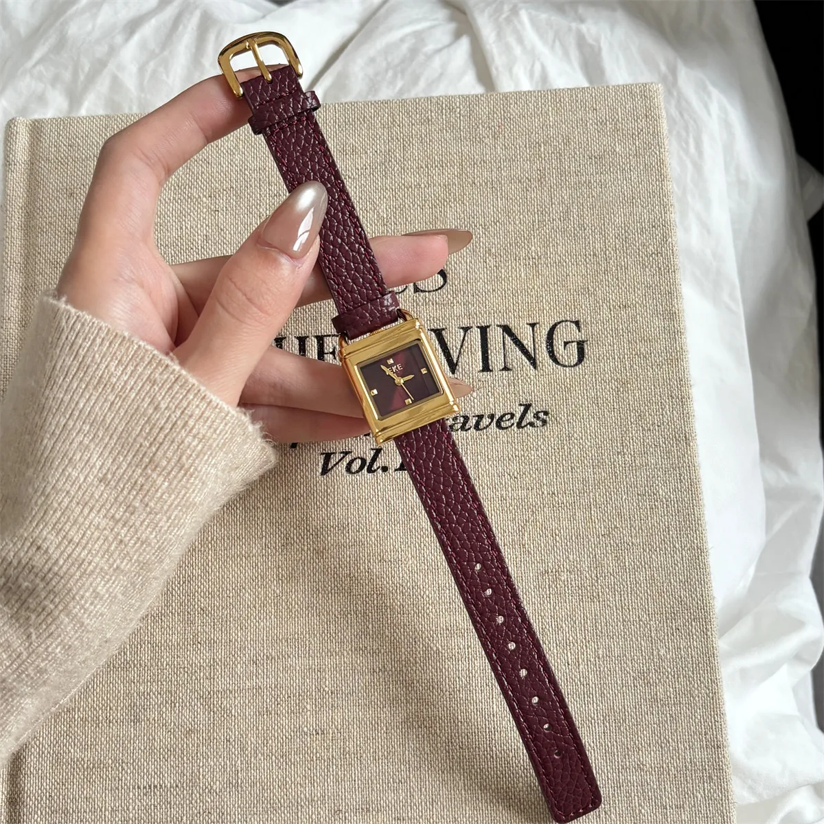 Новые женские кварцевые часы 2026 года в бордовом цвете, квадратные, с высококачественным кожаным ремешком, роскошные, изысканные, в стиле ретро, подарок
Новые женские кварцевые часы 2026 года в бордовом цвете, квадратные, с высококачественным кожаным ремешком, роскошные, изысканные, в стиле ретро, подарок