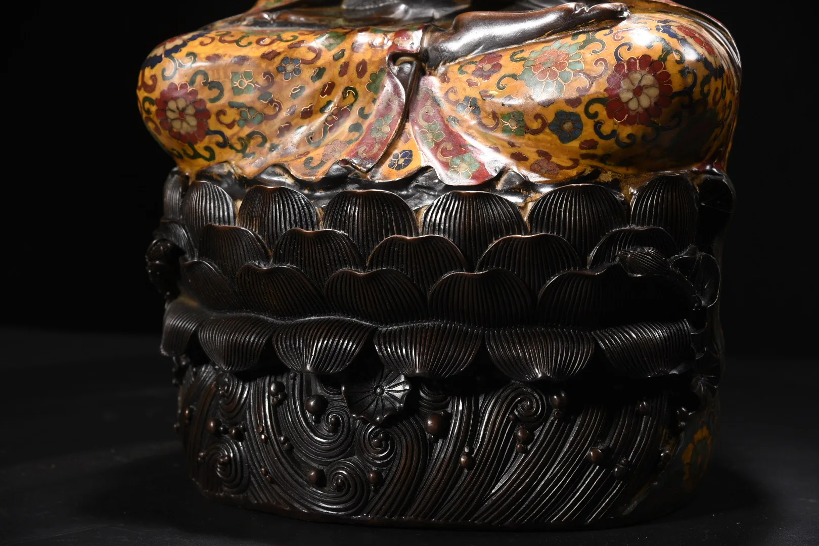 26 коллекционных предметов: Старинная бронзовая статуэтка Гуаньинь Бодхисаттвы с цветочной эмалью в технике клуазоне, сидящего Будды
26 коллекционных предметов: Старинная бронзовая статуэтка Гуаньинь Бодхисаттвы с цветочной эмалью в технике клуазоне, сидящего Будды