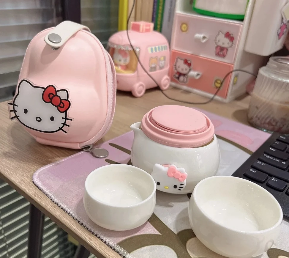 Новый чайный набор Sanrio с аниме-фигуркой Каваий Hello Kitty, чайник, портативный мини-чайный набор для улицы, милая мультяшная кукла, высококачественный подарок
Новый чайный набор Sanrio с аниме-фигуркой Каваий Hello Kitty, чайник, портативный мини-чайный набор для улицы, милая мультяшная кукла, высококачественный подарок
