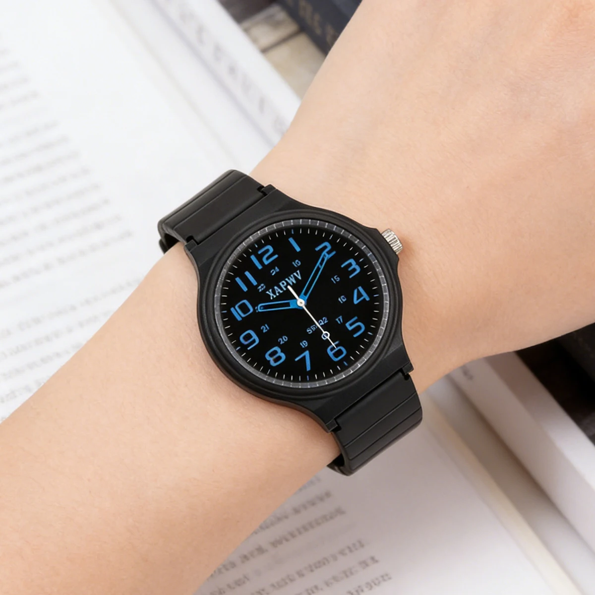 Повседневные и модные силиконовые кварцевые часы, подходящие для женщин, студентов и детей, простые и элегантные, универсальные наручные часы.
Повседневные и модные силиконовые кварцевые часы, подходящие для женщин, студентов и детей, простые и элегантные, универсальные наручные часы.