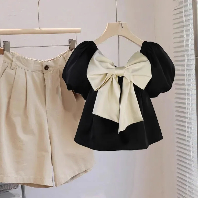 Модный комплект из топа с коротким рукавом и шорт с высокой талией для женщин, летний наряд с узловым дизайном, комплект из двух предметов
Модный комплект из топа с коротким рукавом и шорт с высокой талией для женщин, летний наряд с узловым дизайном, комплект из двух предметов