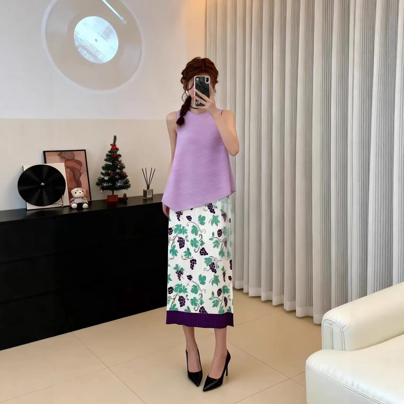 Miyake Pleated Skirt 2026 New Japanese Style Grape Print High Waist Fashion Casual Draped Straight Pleated Mid-Length Skirt
Miyake Pleated Skirt 2026 New Japanese Style Grape Print High Waist Fashion Casual Draped Straight Pleated Mid-Length Skirt