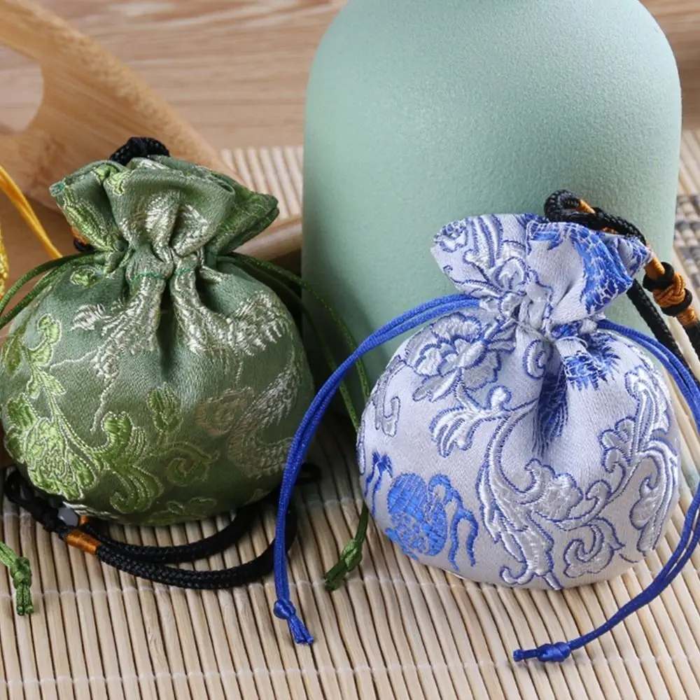 Color Necklaces Case Drawstring Dragon Pattern Embroidery Cloth Purse Pouch Women Jewelry Bag Chinese Style Storage Bag Sachet
Color Necklaces Case Drawstring Dragon Pattern Embroidery Cloth Purse Pouch Women Jewelry Bag Chinese Style Storage Bag Sachet