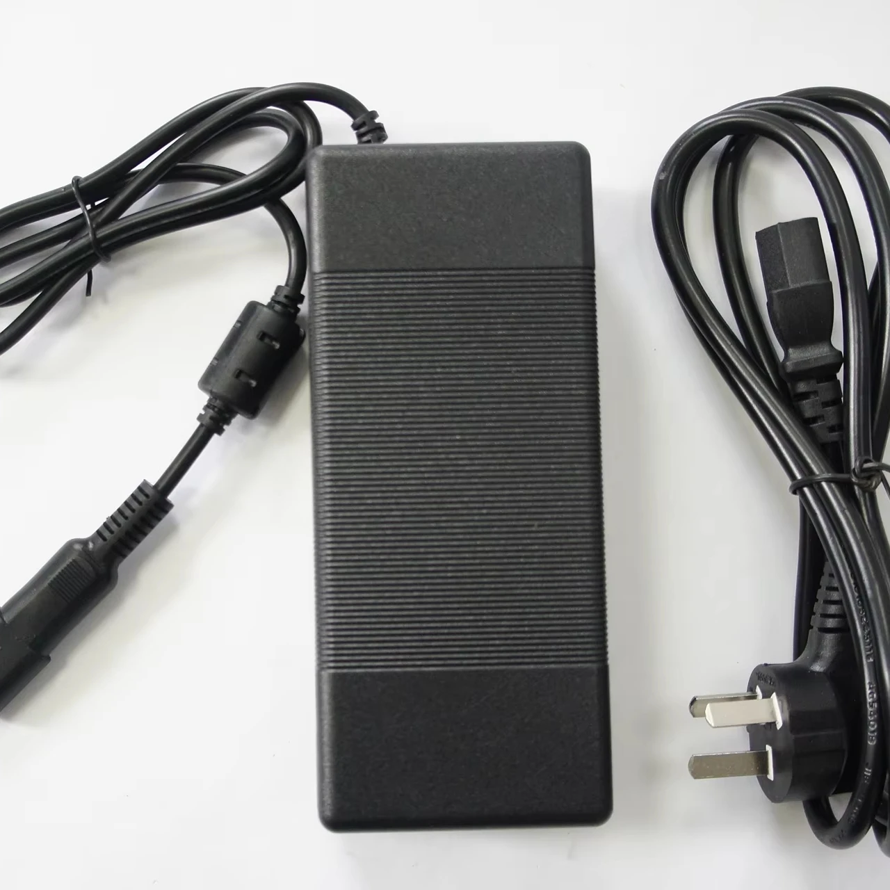 Модифицированный пластиковый адаптер питания 12V15A с пулевидной головкой для инструментов и аксессуаров, улучшенная версия 12V10A
Модифицированный пластиковый адаптер питания 12V15A с пулевидной головкой для инструментов и аксессуаров, улучшенная версия 12V10A