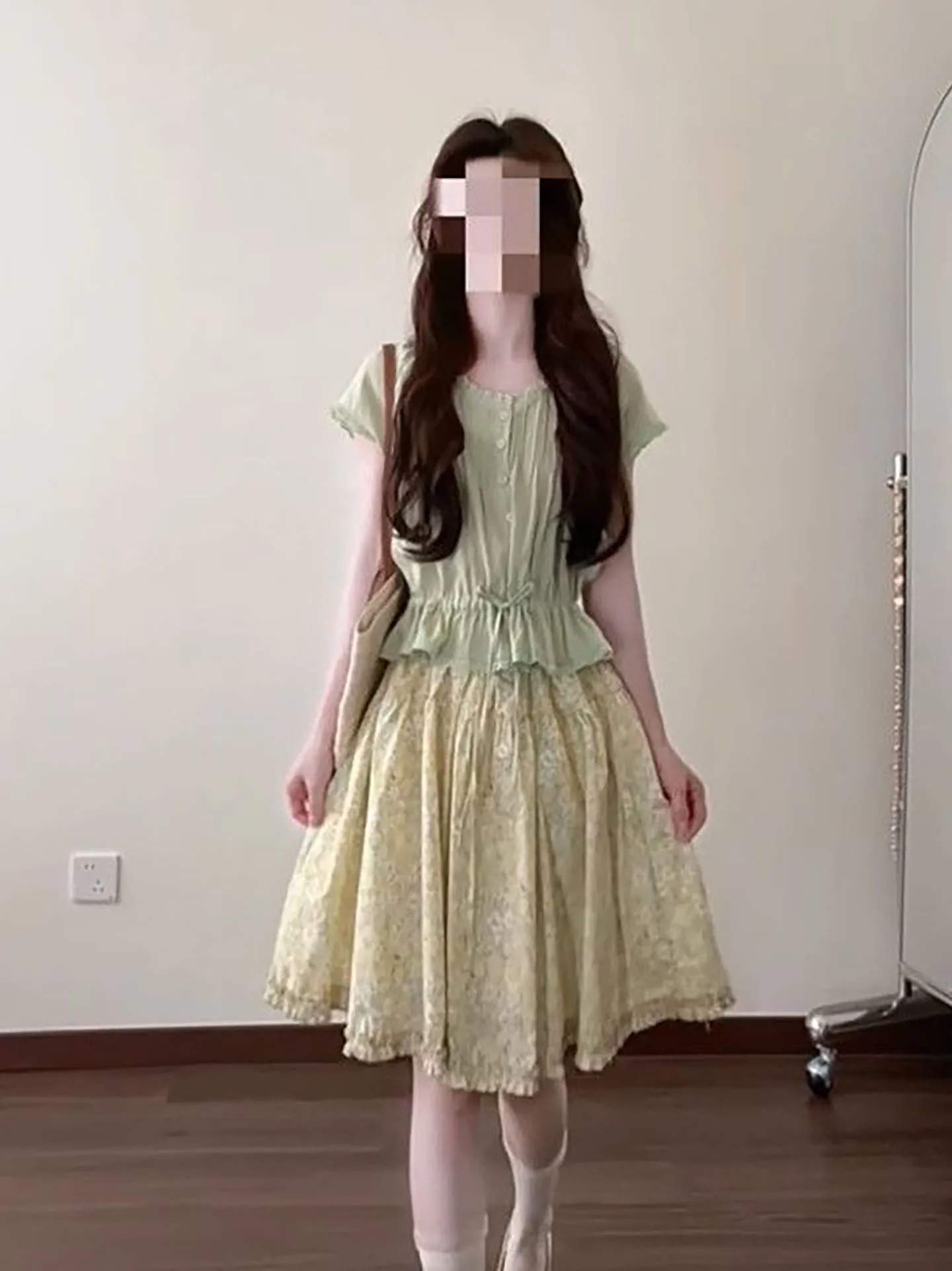 Mint Green Waist-Cinching Top And Yellow Floral Skirt Set Gentle And Youthful Style Two-Piece Ensemble for Casual Summer Wear
Mint Green Waist-Cinching Top And Yellow Floral Skirt Set Gentle And Youthful Style Two-Piece Ensemble for Casual Summer Wear
