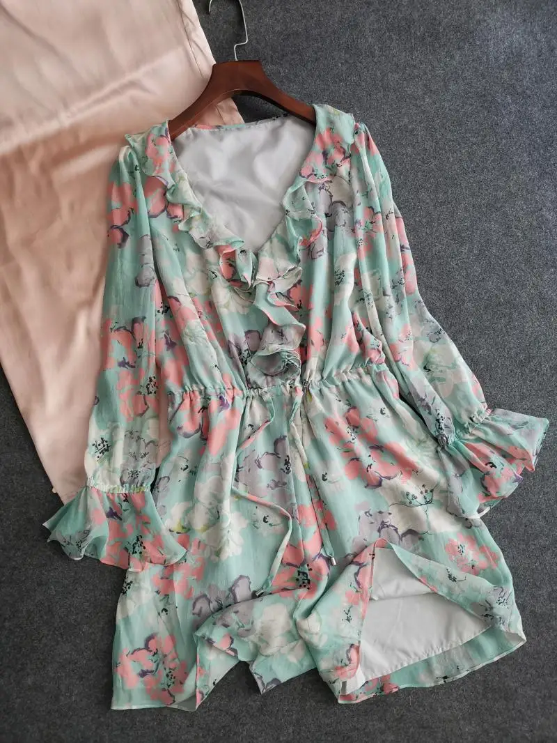 Весна 2020, новые кружевные женские шелковые комбинезоны с цветочным принтом, шелковые брюки весна-лето, популярные модные брюки пять четвертей
Весна 2020, новые кружевные женские шелковые комбинезоны с цветочным принтом, шелковые брюки весна-лето, популярные модные брюки пять четвертей