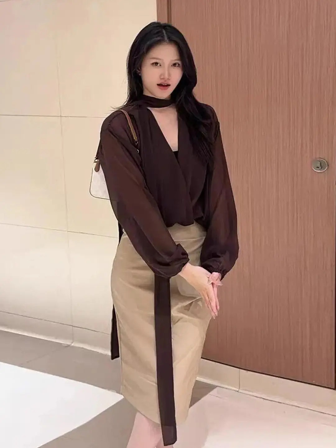 Elegant V-neck Long Sleeve Shirt Women's Fashion Set Spring 2026 Slimming Versatile Skirt High Waist Two-piece Suit
Elegant V-neck Long Sleeve Shirt Women's Fashion Set Spring 2026 Slimming Versatile Skirt High Waist Two-piece Suit