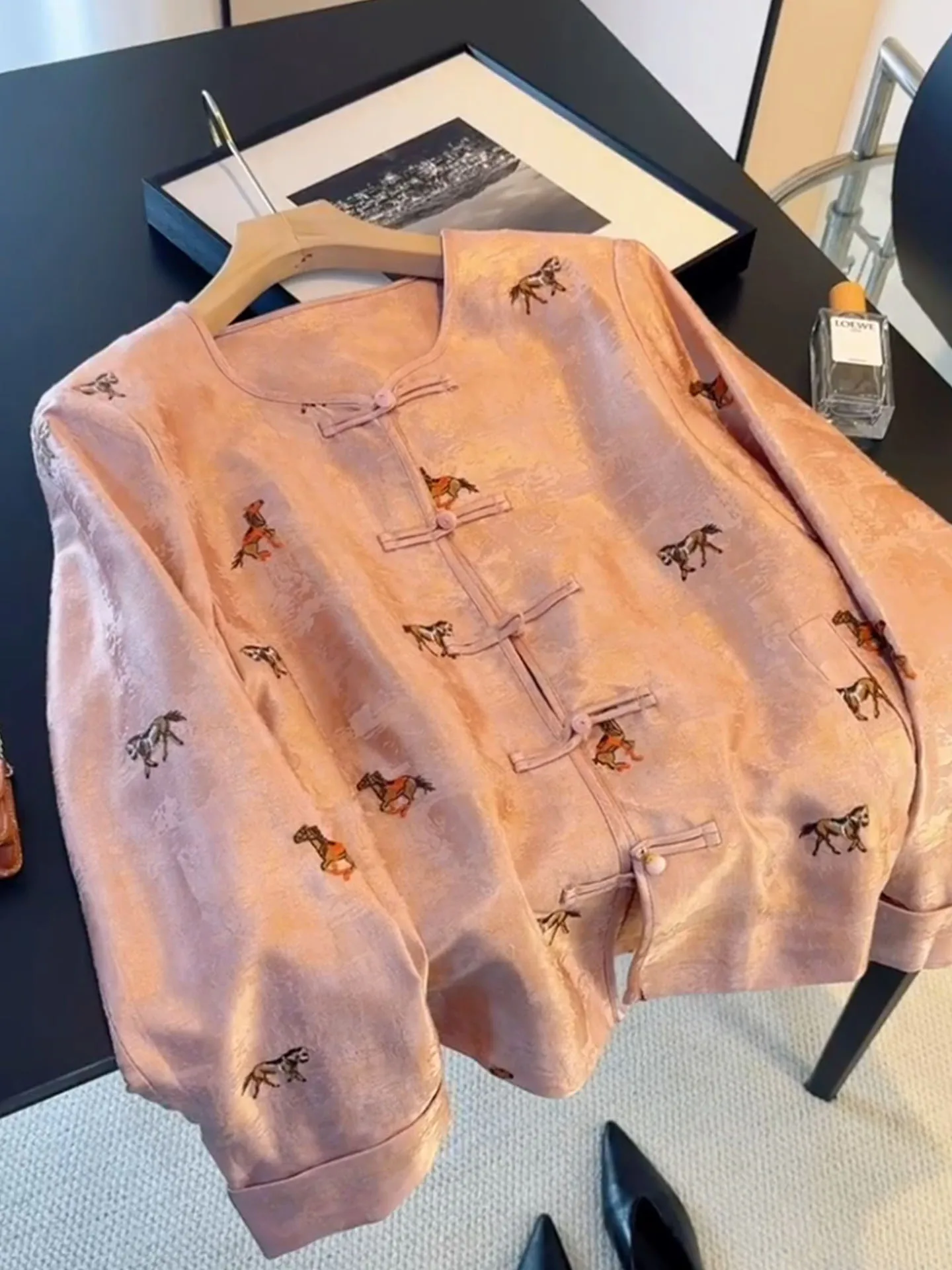 Новая китайская вышитая блузка с пуговицами, свободный крой, весна 2026, модный топ для женщин, премиум-класс
Новая китайская вышитая блузка с пуговицами, свободный крой, весна 2026, модный топ для женщин, премиум-класс