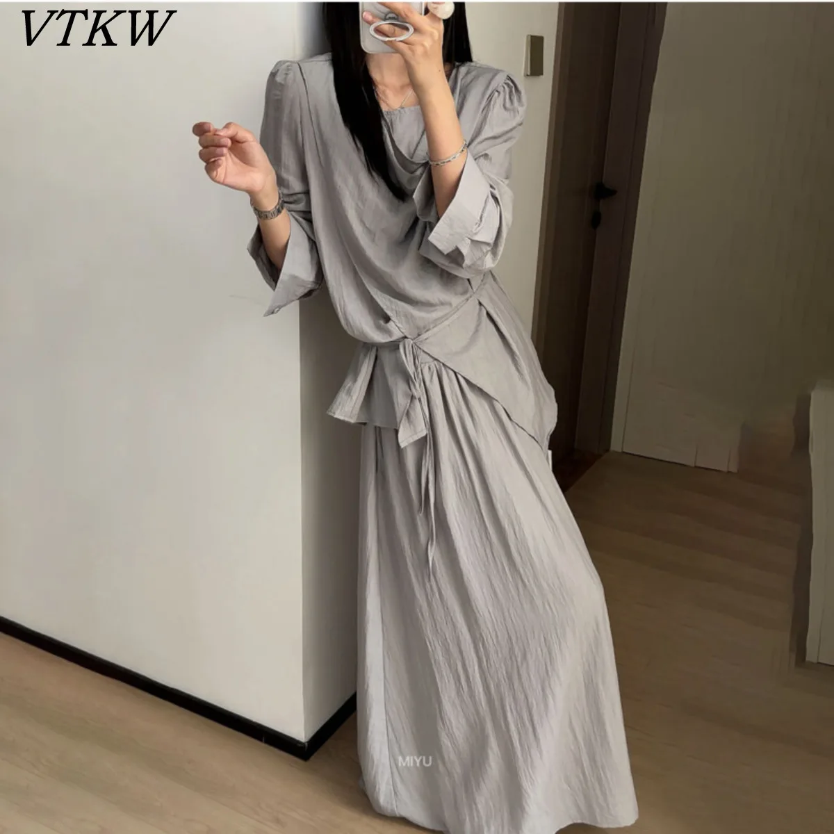VTKW 2026 New Arrival Women Two Piece Skirt Set Linen Blend Draped Blouse Self Tie Waist Asymmetric Hem Maxi Skirt Outfit
VTKW 2026 New Arrival Women Two Piece Skirt Set Linen Blend Draped Blouse Self Tie Waist Asymmetric Hem Maxi Skirt Outfit