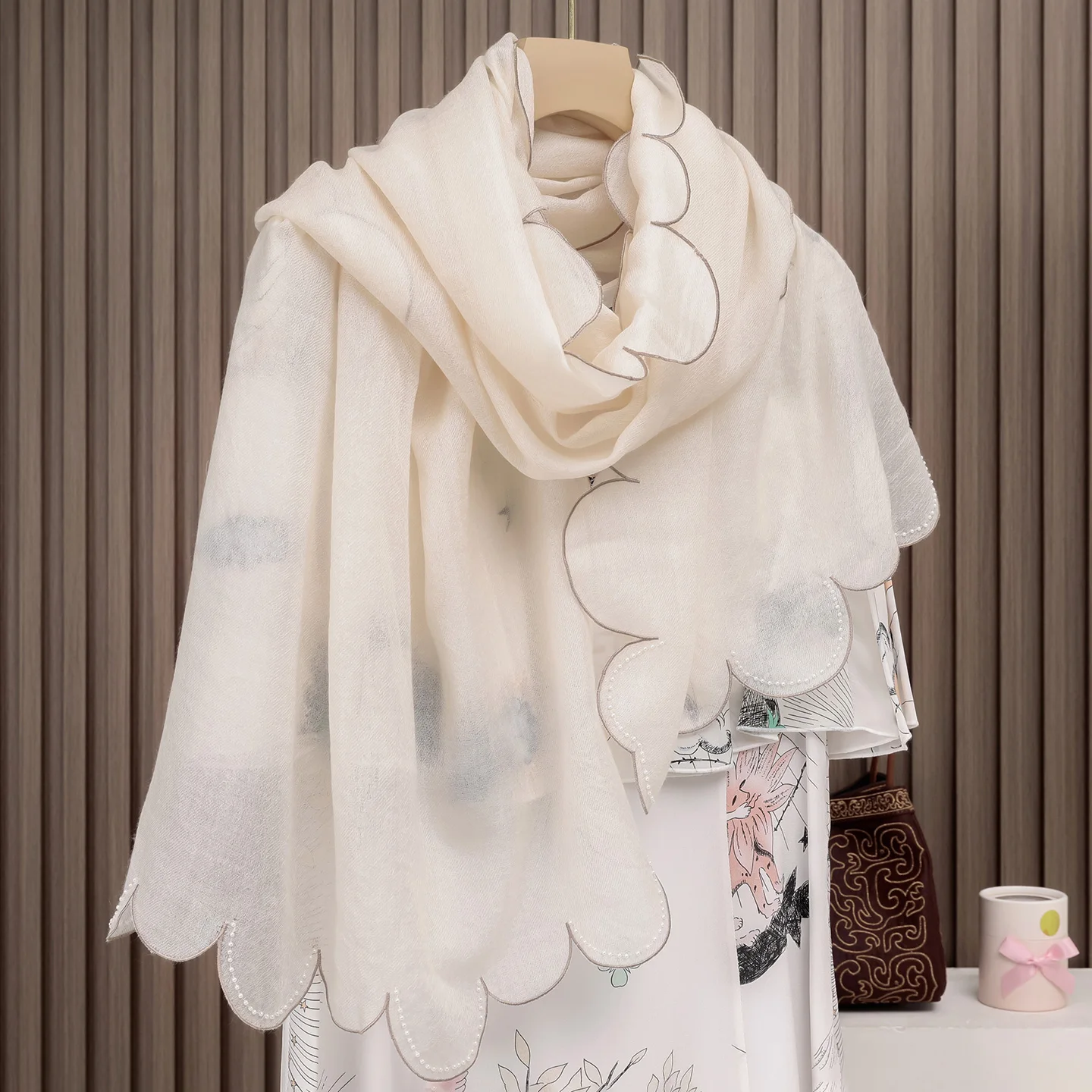 Pure cashmere scarf for women, lightweight style, ring-shaped cashmere neck protector scarf, sequined flower-edge shawl
Pure cashmere scarf for women, lightweight style, ring-shaped cashmere neck protector scarf, sequined flower-edge shawl