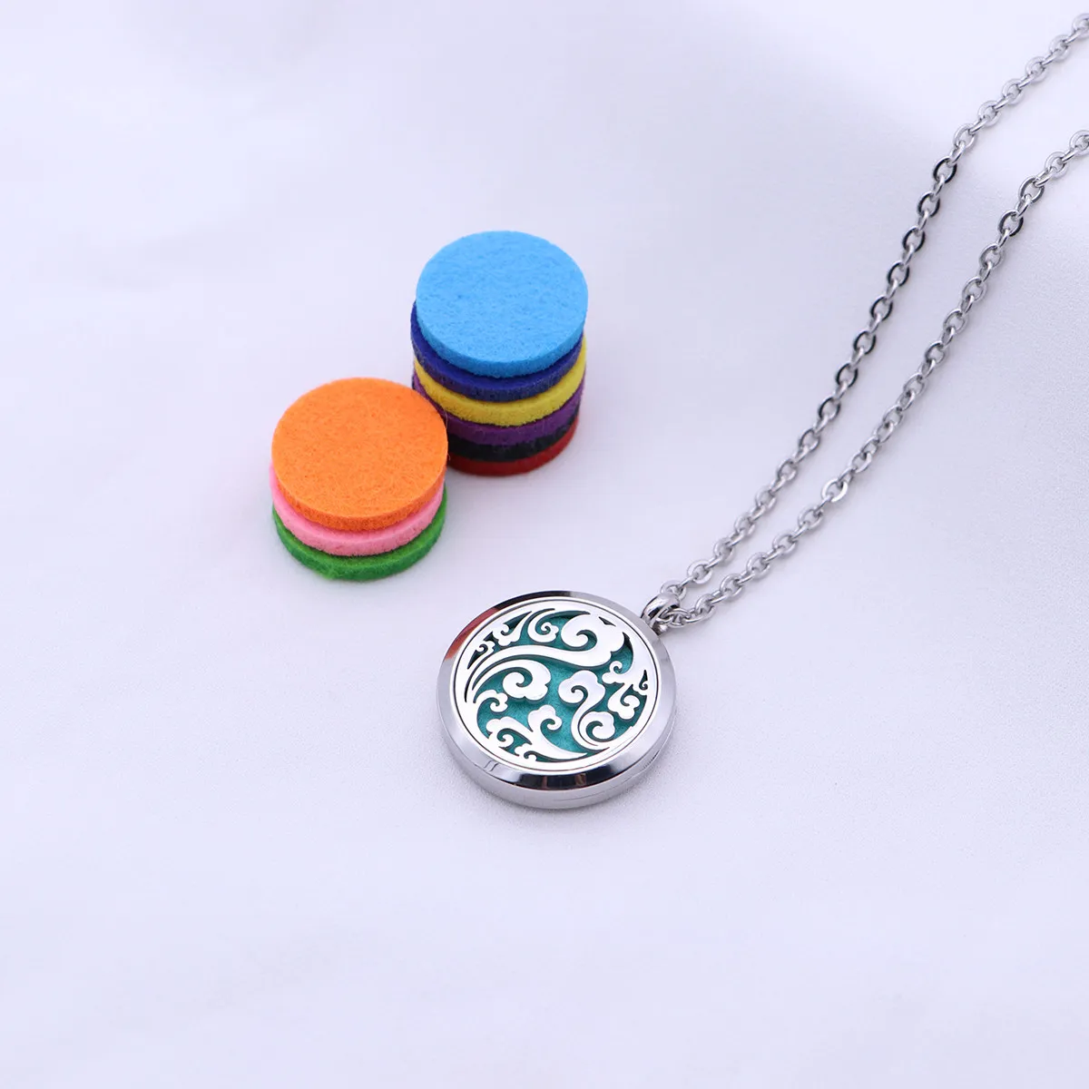 Набор кулонов-диффузоров для эфирных масел с 10 сменными картриджами, гипоаллергенная сталь, не тускнеющие украшения для подарков
Набор кулонов-диффузоров для эфирных масел с 10 сменными картриджами, гипоаллергенная сталь, не тускнеющие украшения для подарков