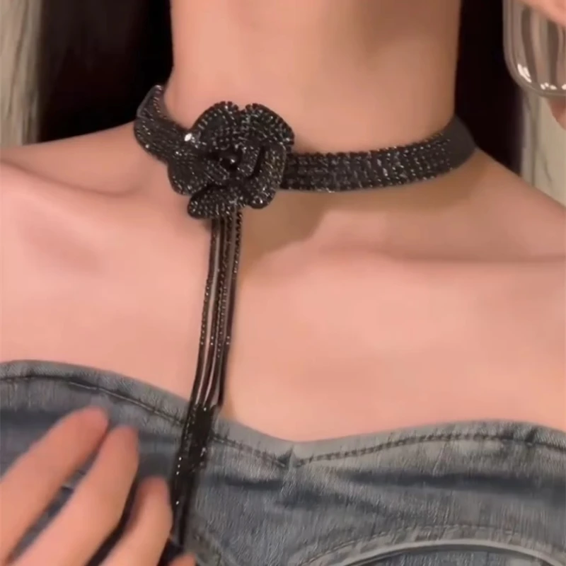 Flash diamond tassel French flower full diamond collar accessories three-dimensional collarbone chain
Flash diamond tassel French flower full diamond collar accessories three-dimensional collarbone chain