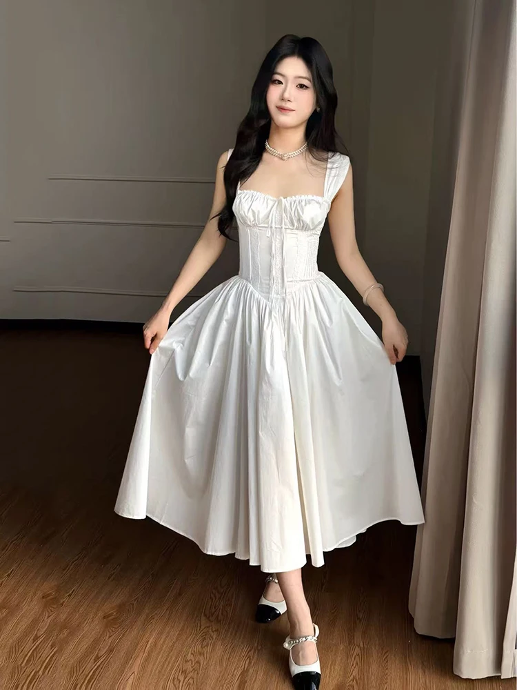 French-style retro square-neck dress with a corset-style waist and wide skirt. Gentle and breezy vacation fairy dress.
French-style retro square-neck dress with a corset-style waist and wide skirt. Gentle and breezy vacation fairy dress.