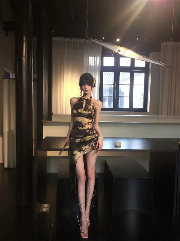 New Chinese Style Printed Cheongsam Hollow-out Halter Dress Summer Irregular Sheath for Women
New Chinese Style Printed Cheongsam Hollow-out Halter Dress Summer Irregular Sheath for Women