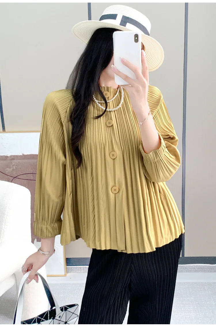 Miyake 232, осенняя новая плиссированная женская куртка с круглым вырезом, однобортный дизайн, нишевый короткий однотонный модный темпераментный топ 
Miyake 232, осенняя новая плиссированная женская куртка с круглым вырезом, однобортный дизайн, нишевый короткий однотонный модный темпераментный топ