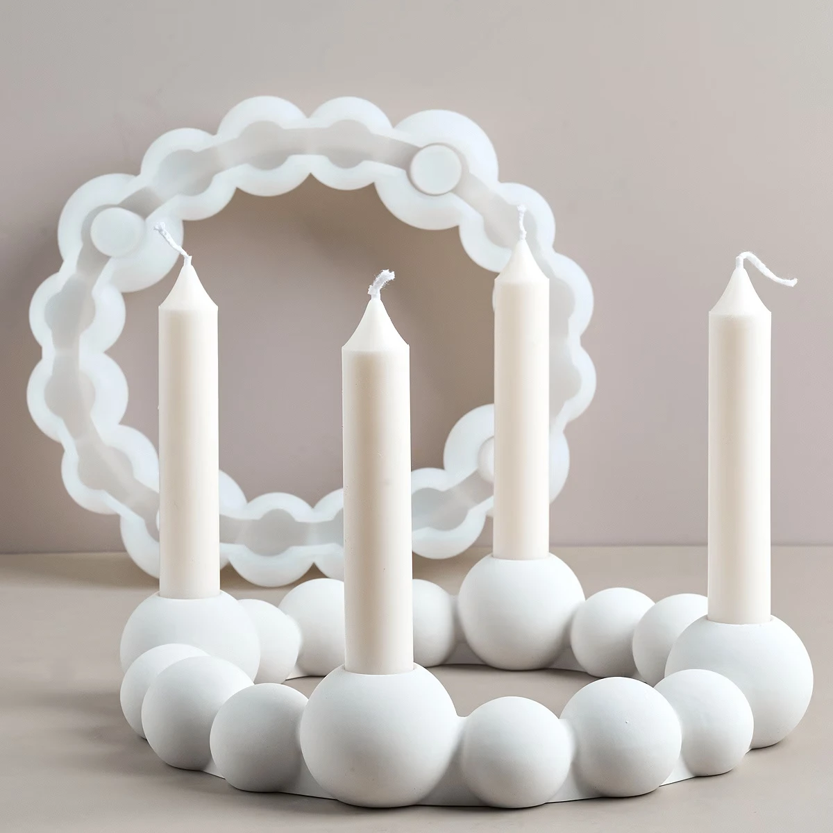 Большая круглая силиконовая форма с 4 отверстиями для изготовления свечей своими руками — прочная форма для нескольких свечей, для рождественских украшений, свадебного декора и других целей.
Большая круглая силиконовая форма с 4 отверстиями для изготовления свечей своими руками — прочная форма для нескольких свечей, для рождественских украшений, свадебного декора и других целей.