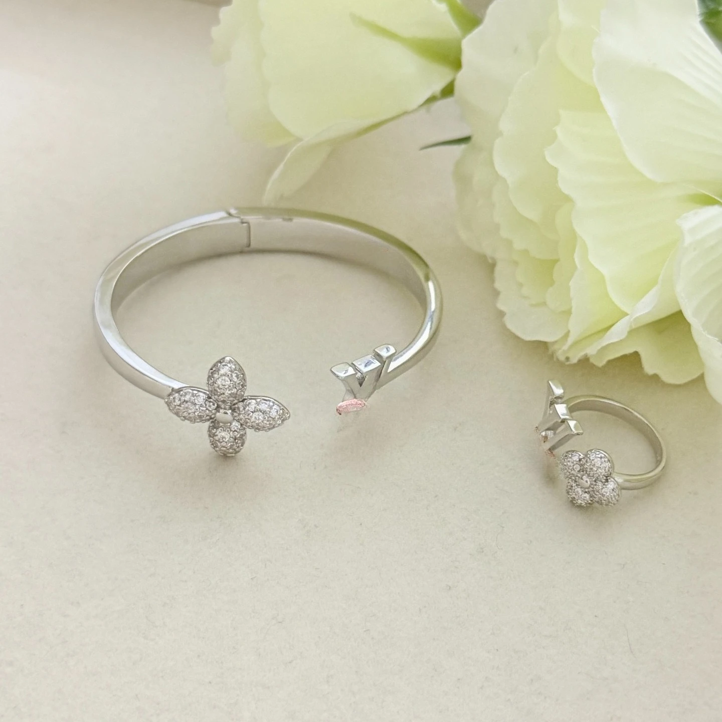 26 Early spring new full diamond four-leaf clover letter flower bracelet fresh and sweet diamond-set open bracelet
26 Early spring new full diamond four-leaf clover letter flower bracelet fresh and sweet diamond-set open bracelet