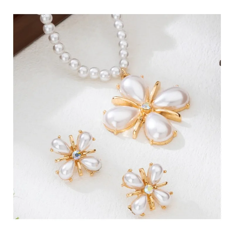 Niche Design, High-end Exquisite Flower Stud Earrings, Pearl Necklace Set, Suitable for Female Banquets and Parties
Niche Design, High-end Exquisite Flower Stud Earrings, Pearl Necklace Set, Suitable for Female Banquets and Parties