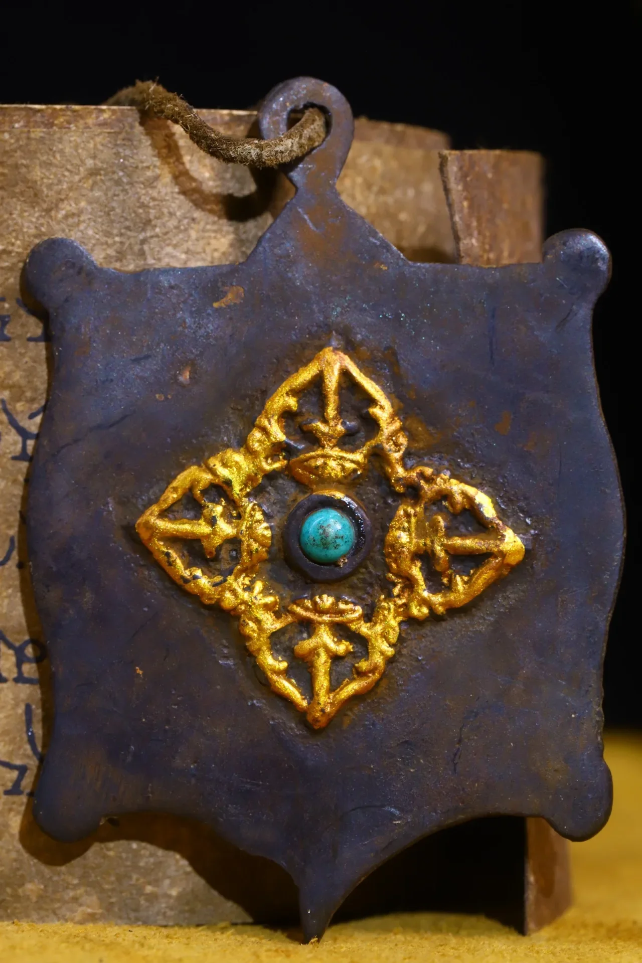 3"Tibetan Temple Collection Old Bronze Cinnabar Painted Nine Palaces Eight Trigrams Amulet Pendant Dharma Town house
3"Tibetan Temple Collection Old Bronze Cinnabar Painted Nine Palaces Eight Trigrams Amulet Pendant Dharma Town house