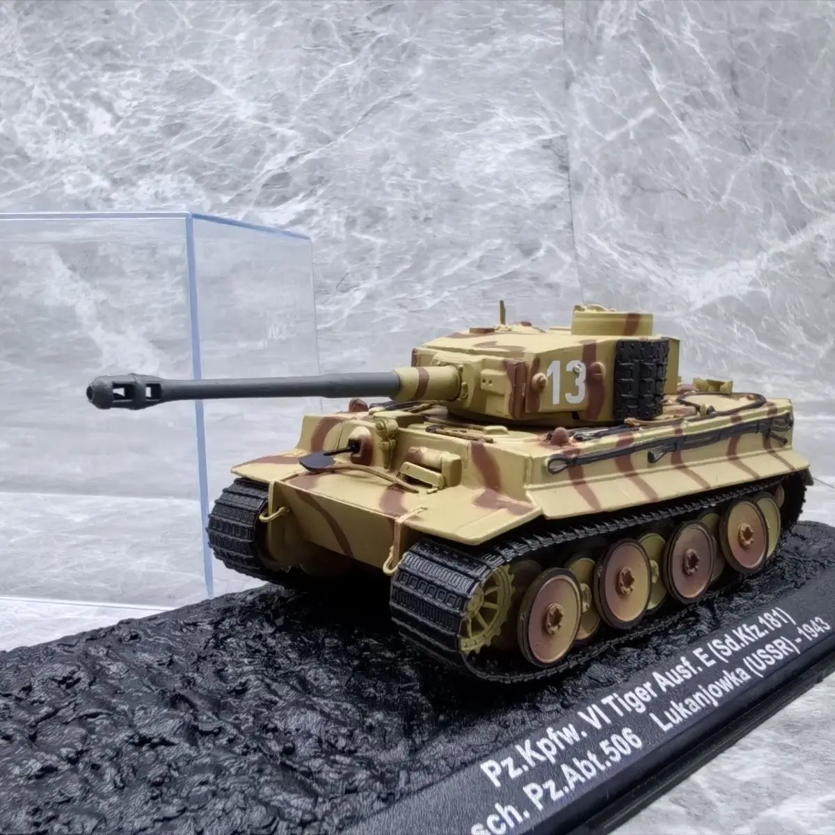 Модель немецкого танка Тигр 1943 года в масштабе 1/72 (основной корпус из сплава + пластиковые детали) - коллекционный предмет.
Модель немецкого танка Тигр 1943 года в масштабе 1/72 (основной корпус из сплава + пластиковые детали) - коллекционный предмет.