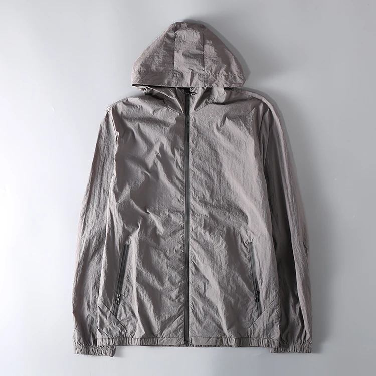 Легкая мужская куртка с капюшоном для защиты от солнца, из тонкой нейлоновой ткани, летняя, модная, городская, приталенного кроя, с длинными рукавами, на молнии
Легкая мужская куртка с капюшоном для защиты от солнца, из тонкой нейлоновой ткани, летняя, модная, городская, приталенного кроя, с длинными рукавами, на молнии