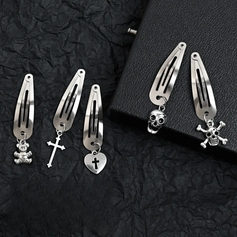2pcs Dark Punk Hair Clips Women Bold Gothic Unique Skull & Cross Trendy Accessory Stylish Bold New Headwear Casual Daily Outfits
2pcs Dark Punk Hair Clips Women Bold Gothic Unique Skull & Cross Trendy Accessory Stylish Bold New Headwear Casual Daily Outfits