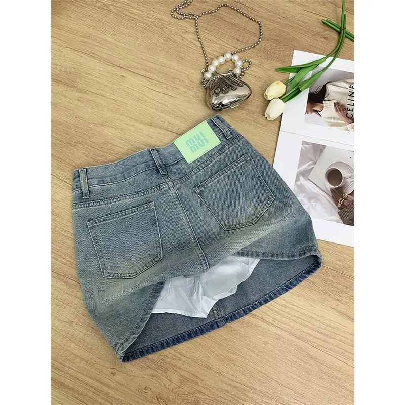 Популярная облегающая юбка-карандаш для стильных девушек, новинка лета 2025 года, женская джинсовая мини-юбка, с защитой от просвечивания, с высокой талией, нишевая модель, стройнящая.
Популярная облегающая юбка-карандаш для стильных девушек, новинка лета 2025 года, женская джинсовая мини-юбка, с защитой от просвечивания, с высокой талией, нишевая модель, стройнящая.