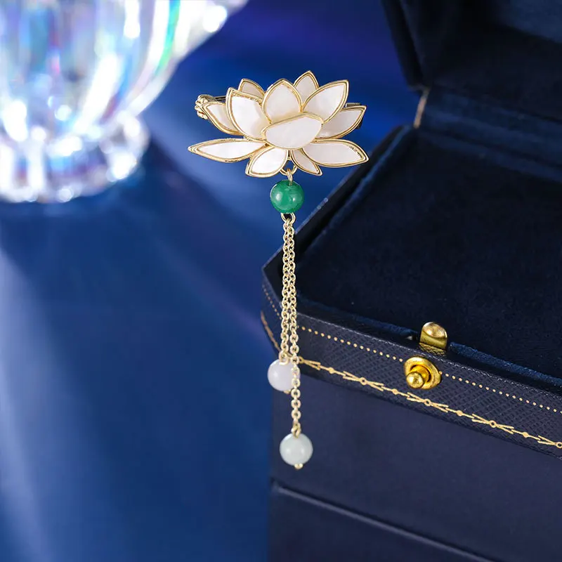 A cheongsam with a pressed collar, a tea dress, and a retro Chinese lotus accessory for women
A cheongsam with a pressed collar, a tea dress, and a retro Chinese lotus accessory for women