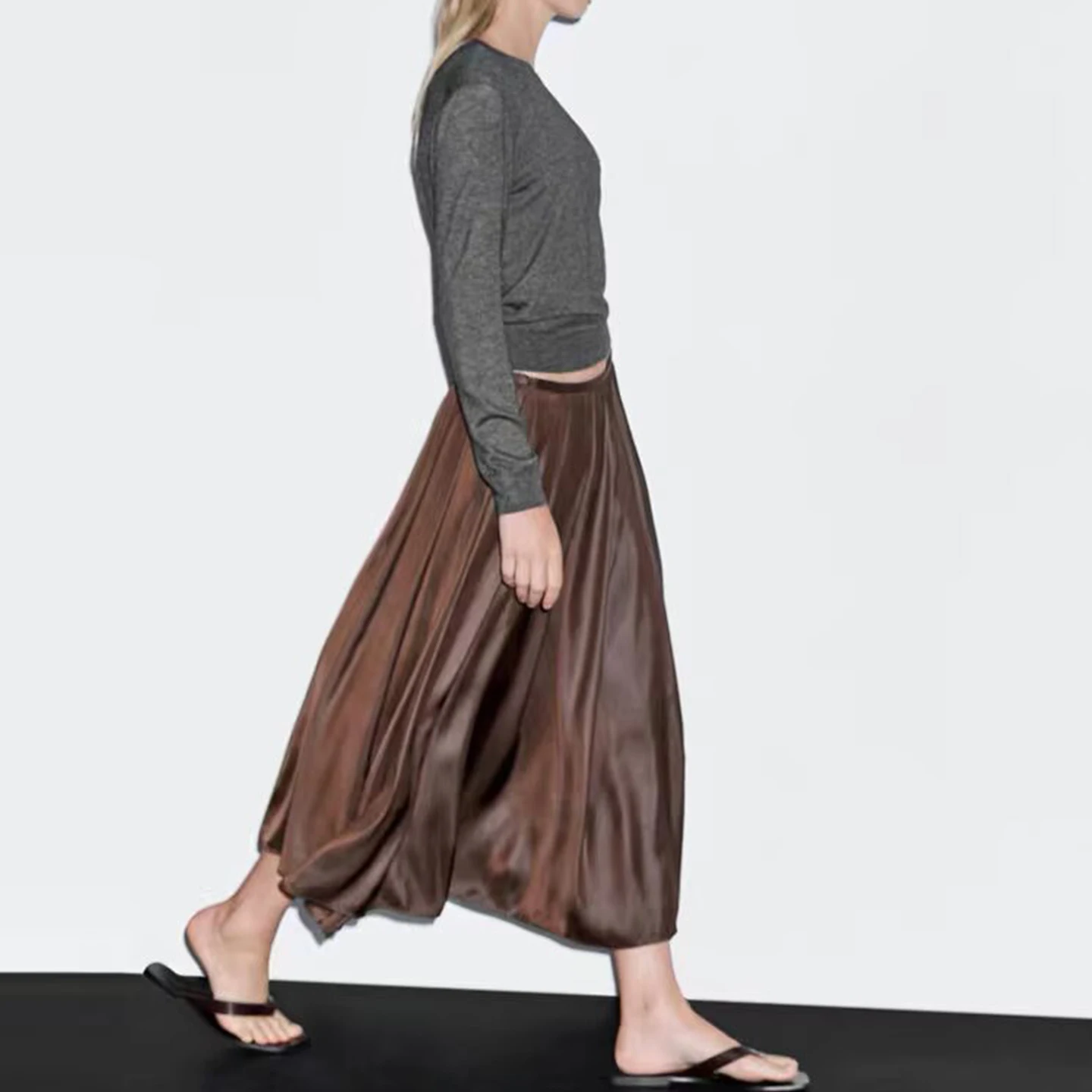 Z Autumn 2025 Women's Casual Sle Midi Skirt Pleated f-length A-Line Silhouette Comfortable Loose Fit for Daily Wear
Z Autumn 2025 Women's Casual Sle Midi Skirt Pleated f-length A-Line Silhouette Comfortable Loose Fit for Daily Wear