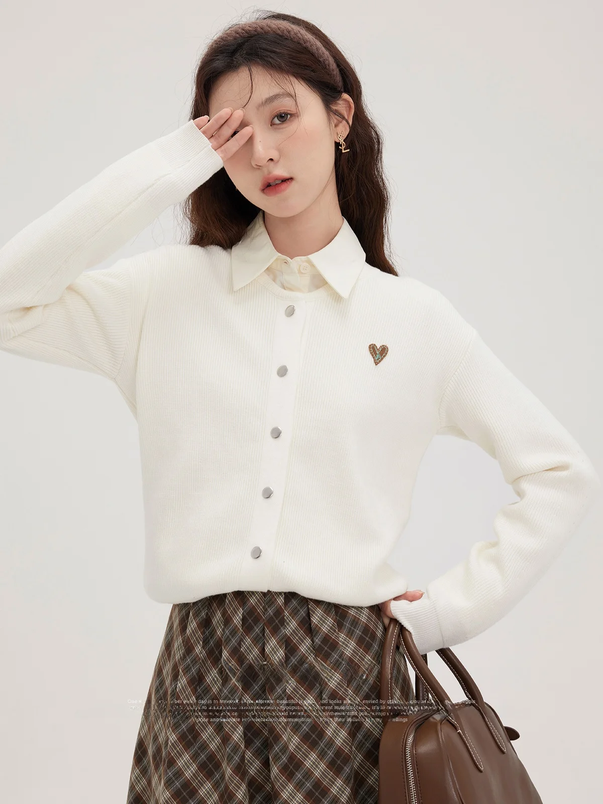 Женский вязаный кардиган South Deer 2023 осенней коллекции с длинными рукавами, узором в виде сердец и модным дизайном в стиле «Маленький аромат» (Cheese Cake)
Женский вязаный кардиган South Deer 2023 осенней коллекции с длинными рукавами, узором в виде сердец и модным дизайном в стиле «Маленький аромат» (Cheese Cake)