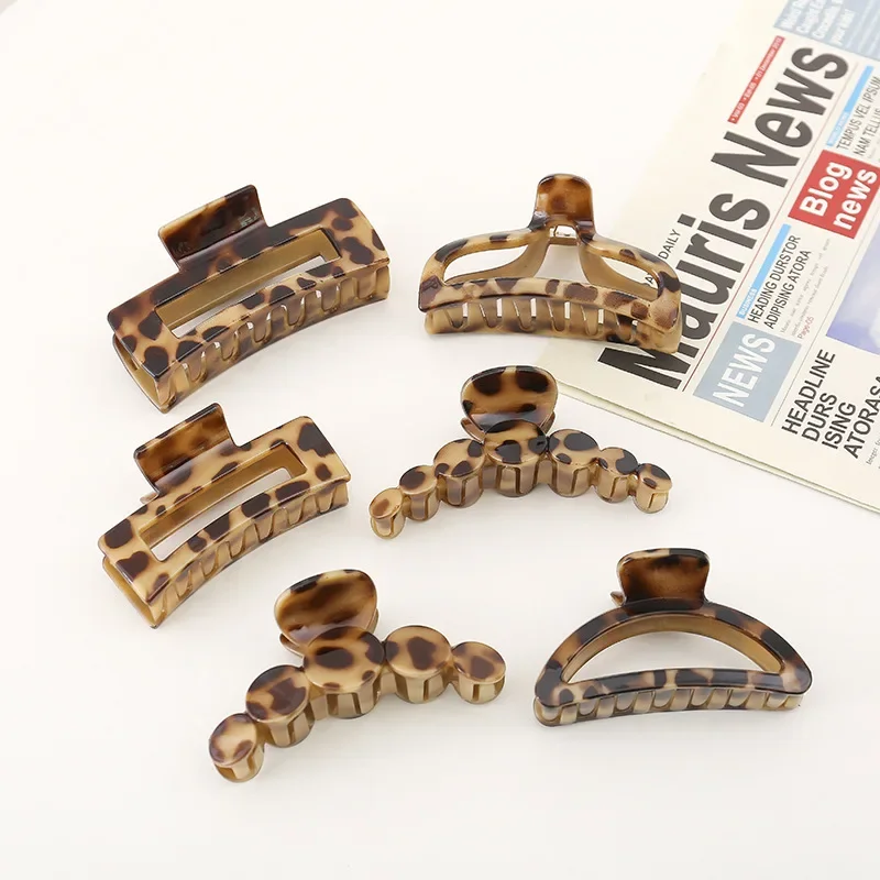 French retro resin leopard print shark claw clip for showering, elegant headband clip at the back of the head, hair accessory
French retro resin leopard print shark claw clip for showering, elegant headband clip at the back of the head, hair accessory