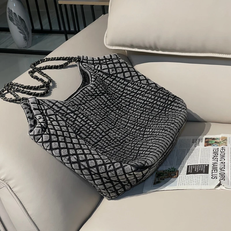 Classic Large Capacity Denim Tote Bag For Women Luxury Designer Handbag Purse 2023 New In Distressed Embroidery Rhombus Shoulder
Classic Large Capacity Denim Tote Bag For Women Luxury Designer Handbag Purse 2023 New In Distressed Embroidery Rhombus Shoulder