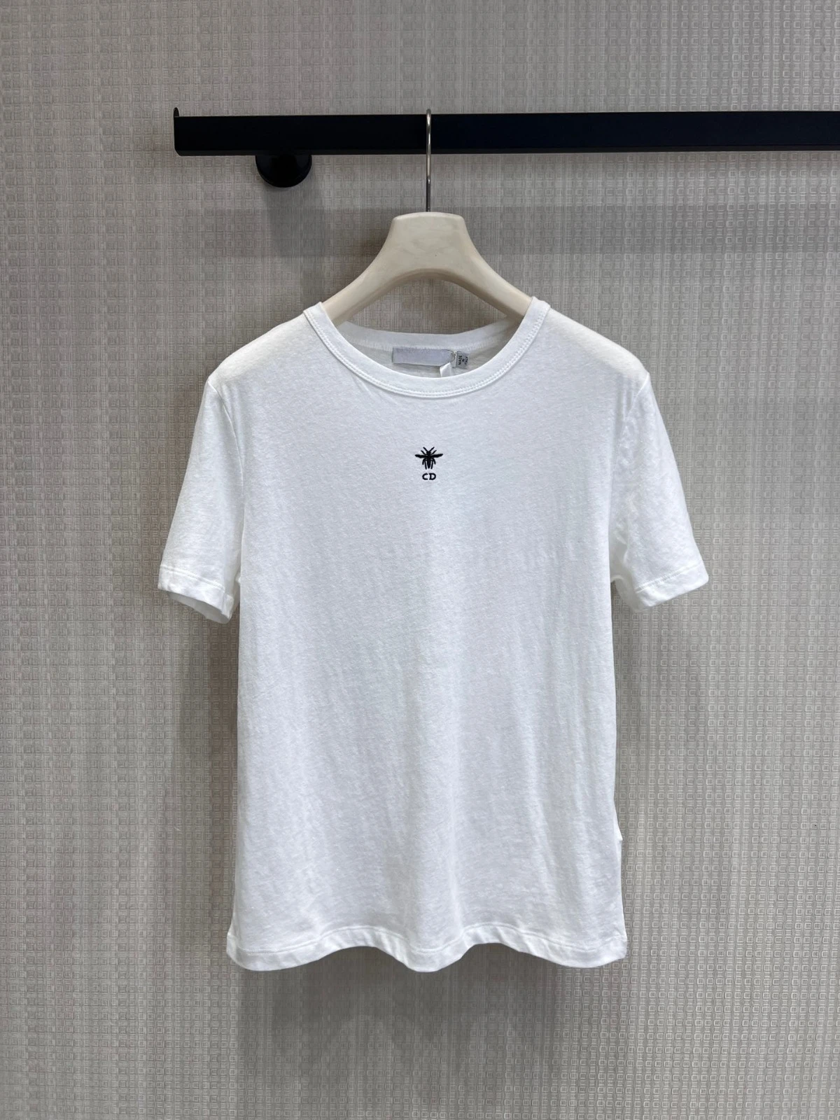 Luxury Women's Bee CD Embroidered Crew Neck Short Sleeve New Black White T-Shirt Casual Cotton Basic Top 2026 Spring Summer
Luxury Women's Bee CD Embroidered Crew Neck Short Sleeve New Black White T-Shirt Casual Cotton Basic Top 2026 Spring Summer