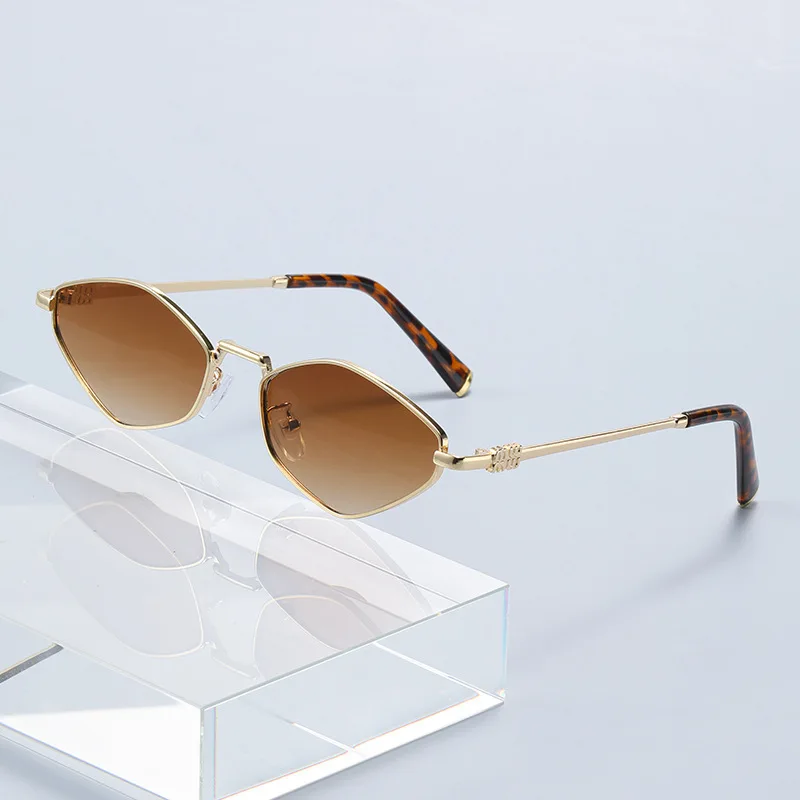 Retro Polygon Metal Sunglasses Men Women Fashion Vintage Geometric Sun Glasses Luxury Shades UV400 Streetwear Item 8861
Retro Polygon Metal Sunglasses Men Women Fashion Vintage Geometric Sun Glasses Luxury Shades UV400 Streetwear Item 8861
