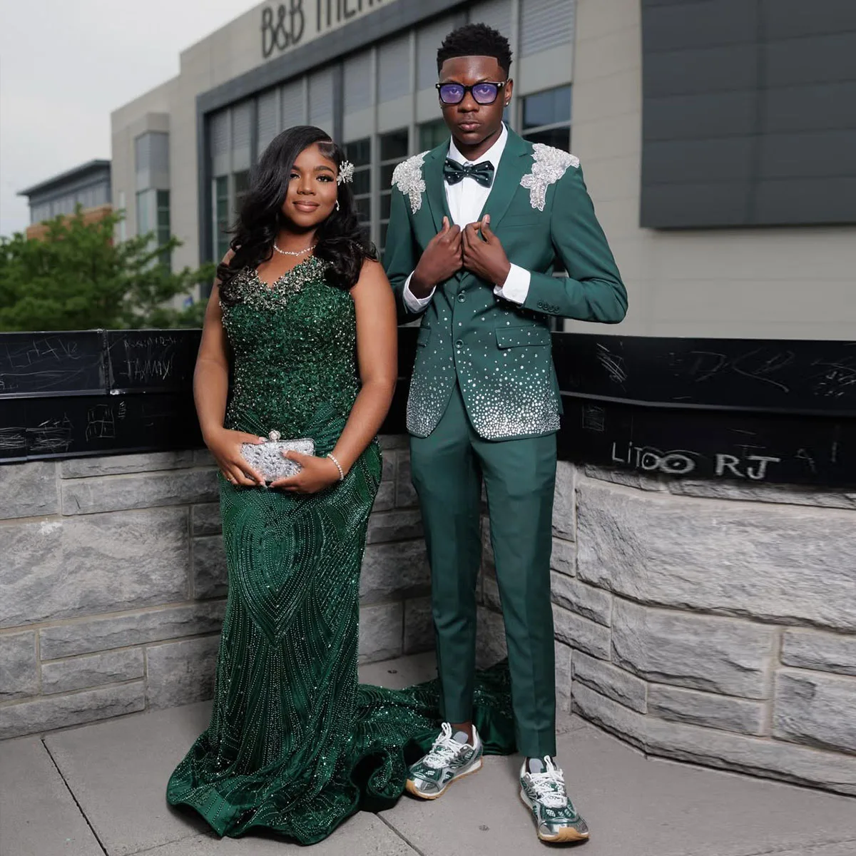 Luxury Diamond 2 Pieces Sets Men Suits Ropa Hombre Peaked Lapel Groom Tuxedos Male Party Prom Blazer Customized
Luxury Diamond 2 Pieces Sets Men Suits Ropa Hombre Peaked Lapel Groom Tuxedos Male Party Prom Blazer Customized