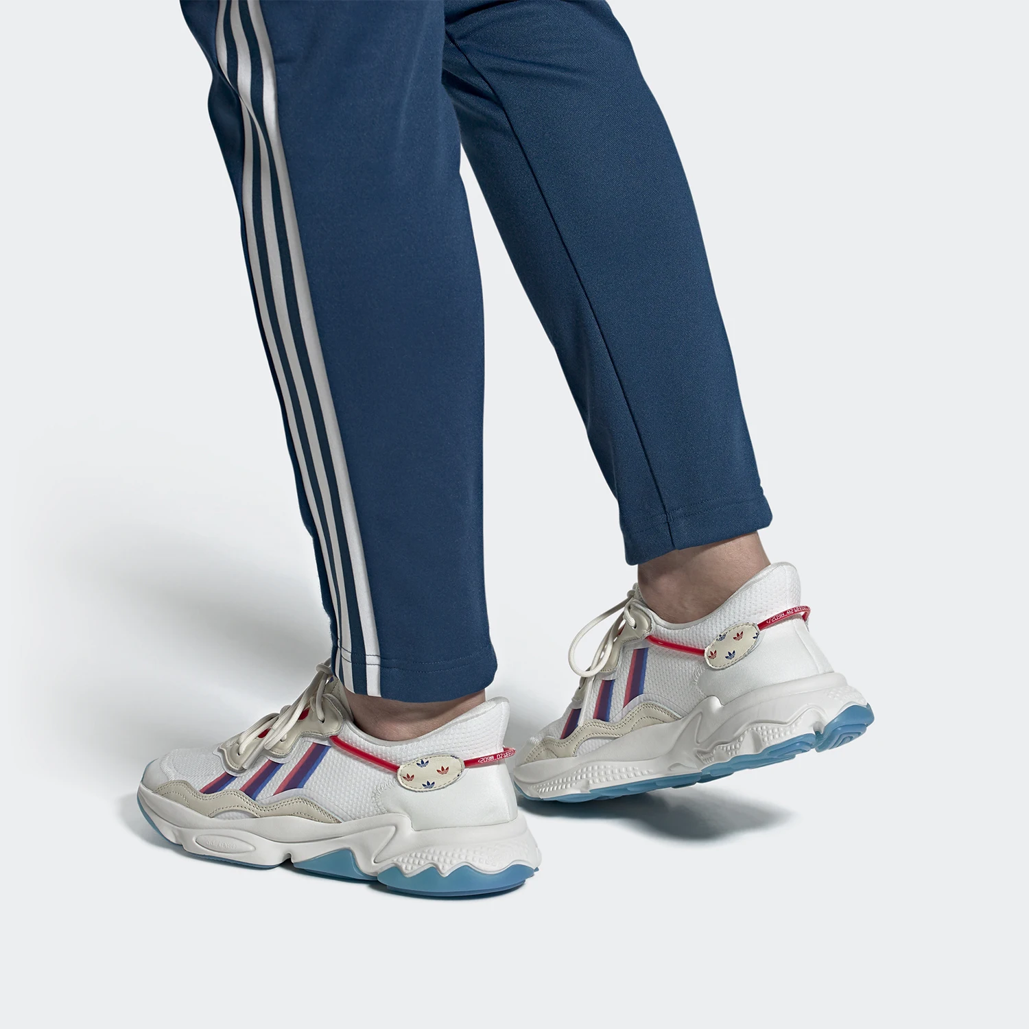 Adidas Authentic Seasonal Originals OZWEEGO Unisex Classic Sneakers FY3126
Adidas Authentic Seasonal Originals OZWEEGO Unisex Classic Sneakers FY3126