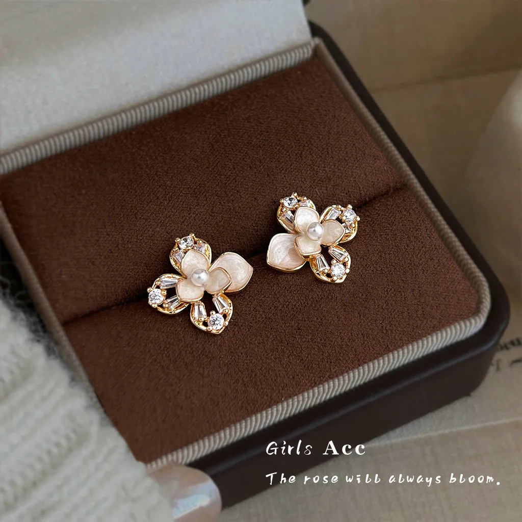 French Luxury Style Women Camellia Flower Earring Micro Inlaid Zircon Small Fragrance Style Light Luxury Fashion Earring Jewelry
French Luxury Style Women Camellia Flower Earring Micro Inlaid Zircon Small Fragrance Style Light Luxury Fashion Earring Jewelry