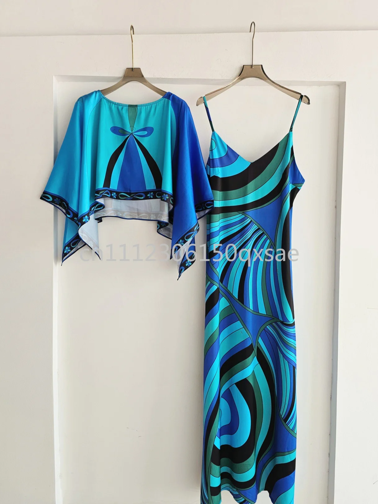 Luxury Design Women's Green Cloaks Dress Sets with Designer Signature Letter Logo Classic Brand Women's Top Quality Tops Sets
Luxury Design Women's Green Cloaks Dress Sets with Designer Signature Letter Logo Classic Brand Women's Top Quality Tops Sets