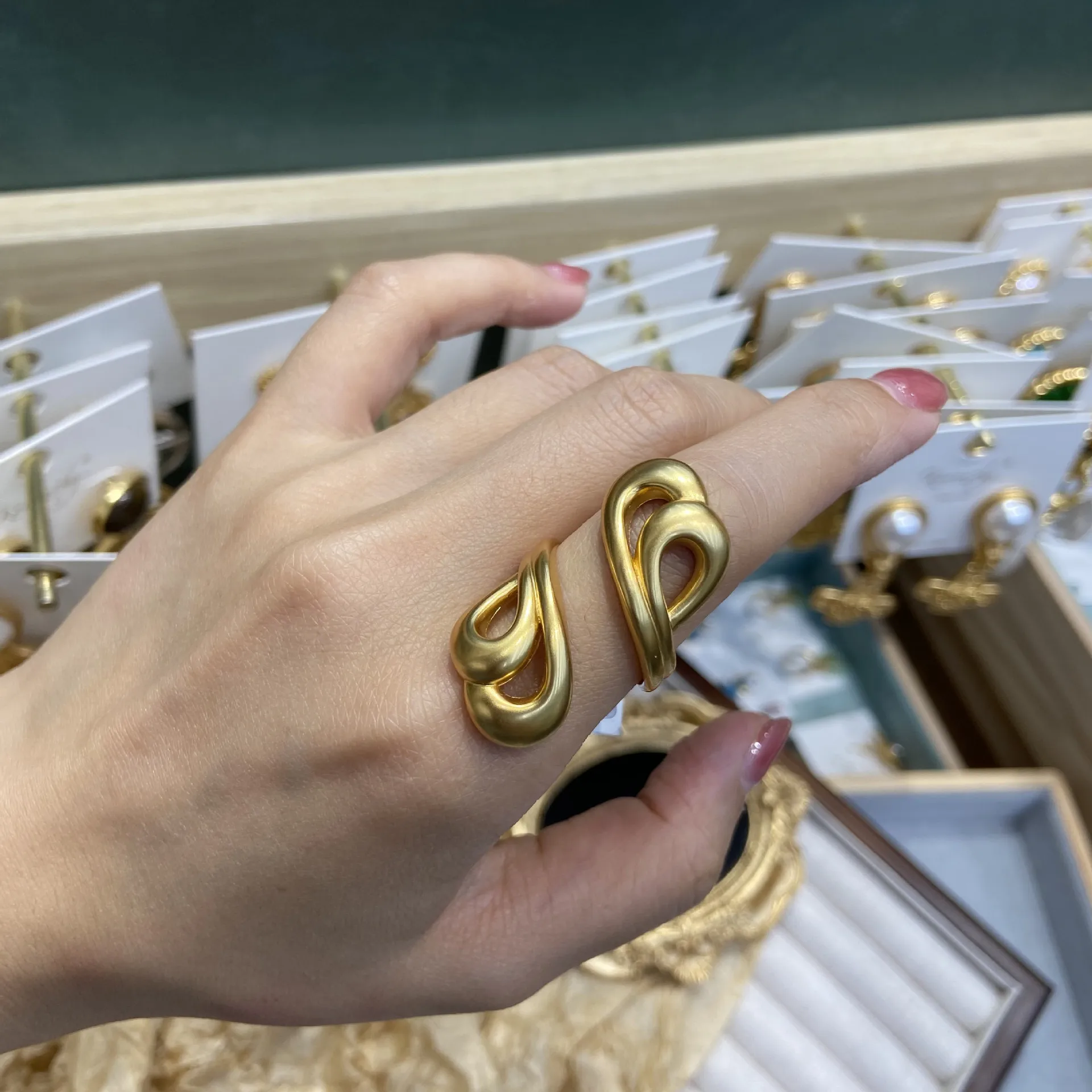 Vintage Style Irregular Rings for Women Men Punk Fashion Hollow Irregularity Geometric Gold Color Knuckle Open Ring Jewelry INS
Vintage Style Irregular Rings for Women Men Punk Fashion Hollow Irregularity Geometric Gold Color Knuckle Open Ring Jewelry INS