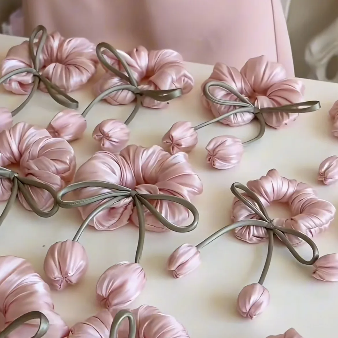 2025 New tulip flower ribbon large intestine hair band Women's Mori senior sense of tied hair headdresses
2025 New tulip flower ribbon large intestine hair band Women's Mori senior sense of tied hair headdresses